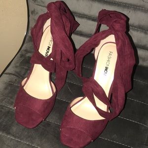 Size 7 1/2 heels!😊